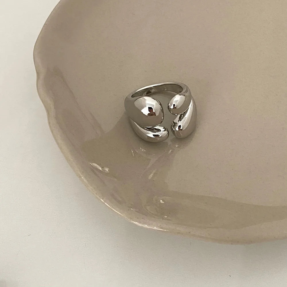 MetalLux – טבעת מתכת גאומטרית יוקרתית