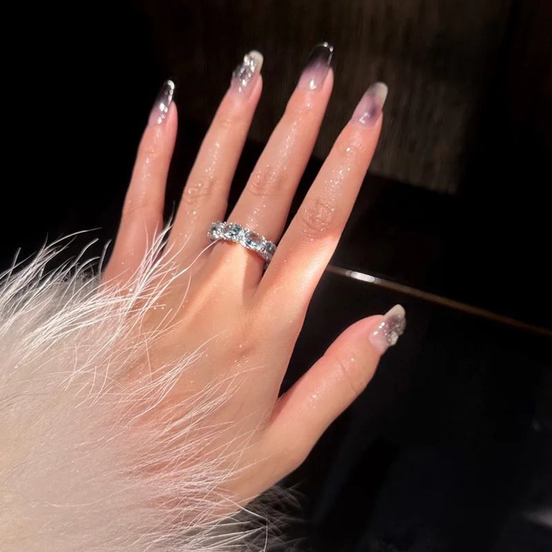 BlueAura – טבעת זירקון כחול אלגנטית