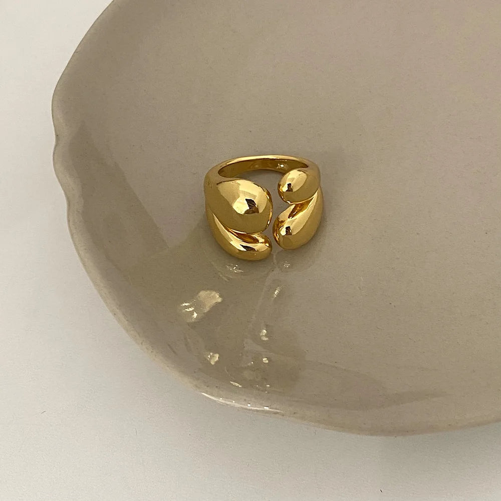 MetalLux – טבעת מתכת גאומטרית יוקרתית