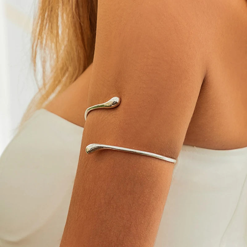 Elegant Curve – צמיד פתוח בעיצוב מודרני