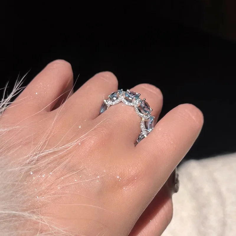 BlueAura – טבעת זירקון כחול אלגנטית