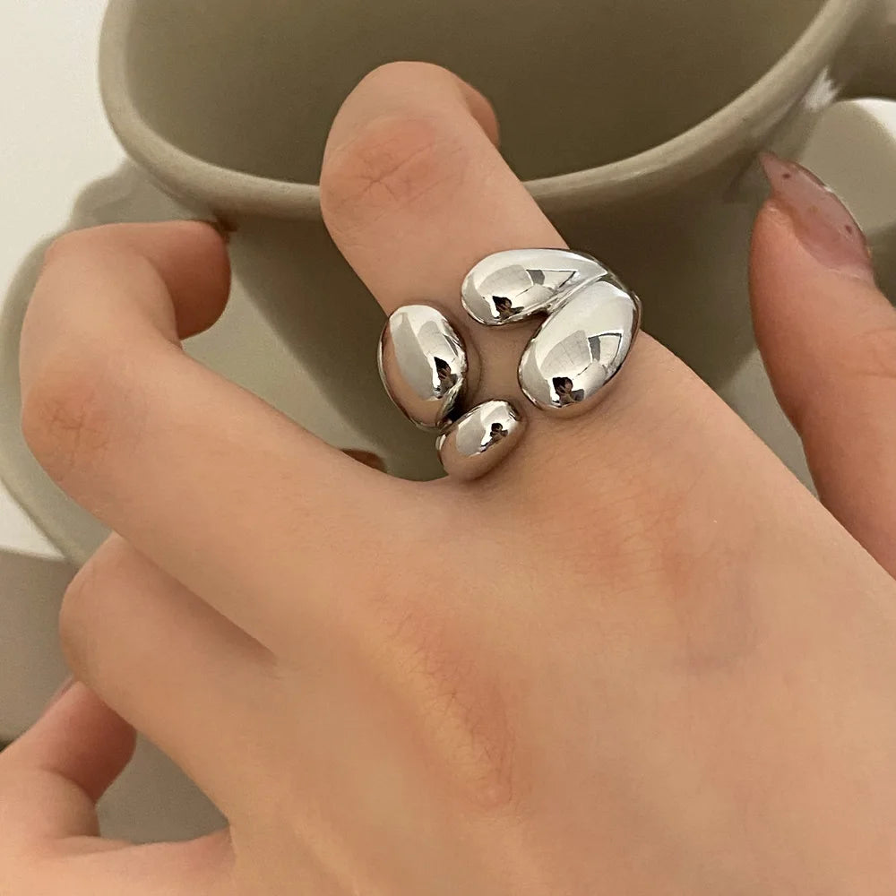 MetalLux – טבעת מתכת גאומטרית יוקרתית