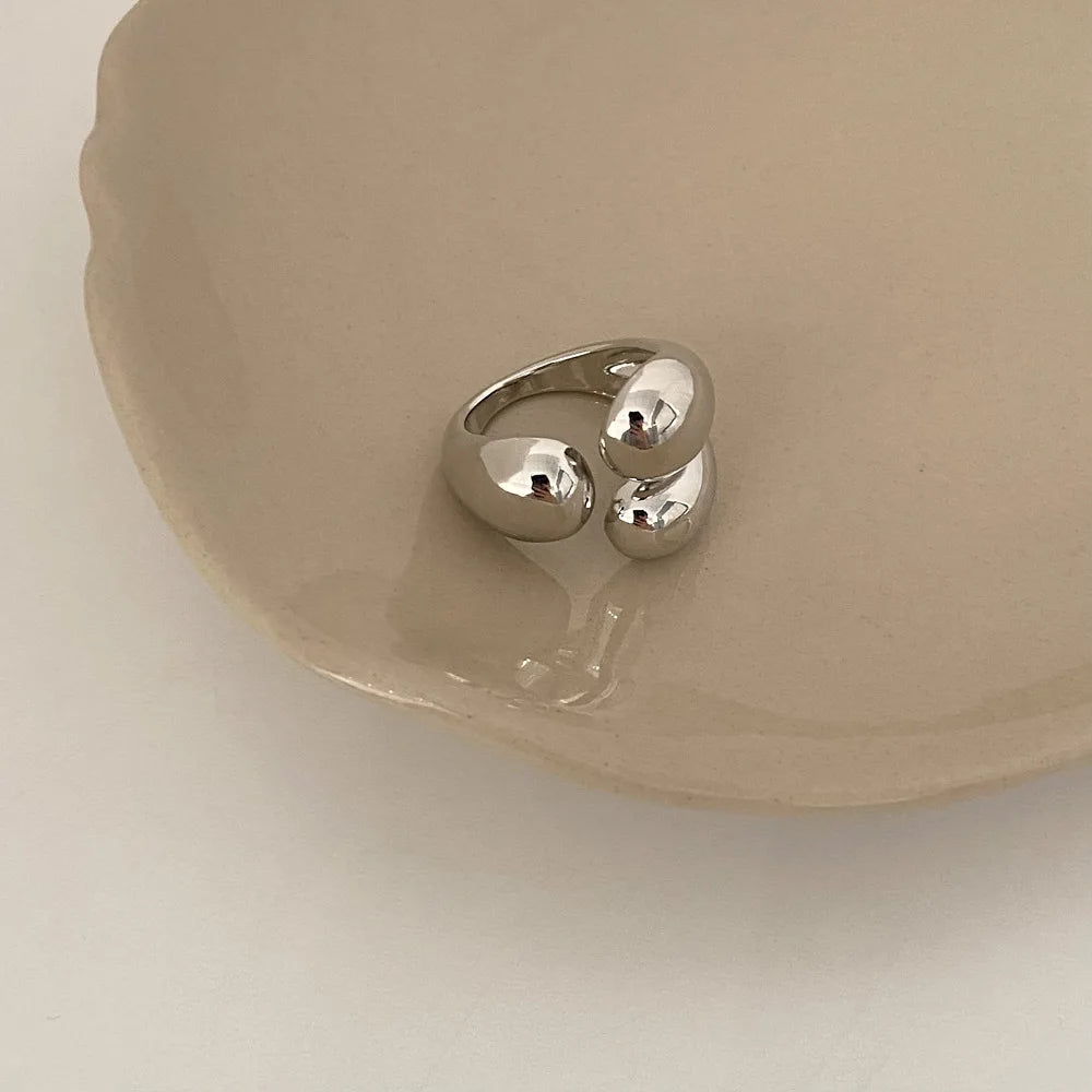 MetalLux – טבעת מתכת גאומטרית יוקרתית