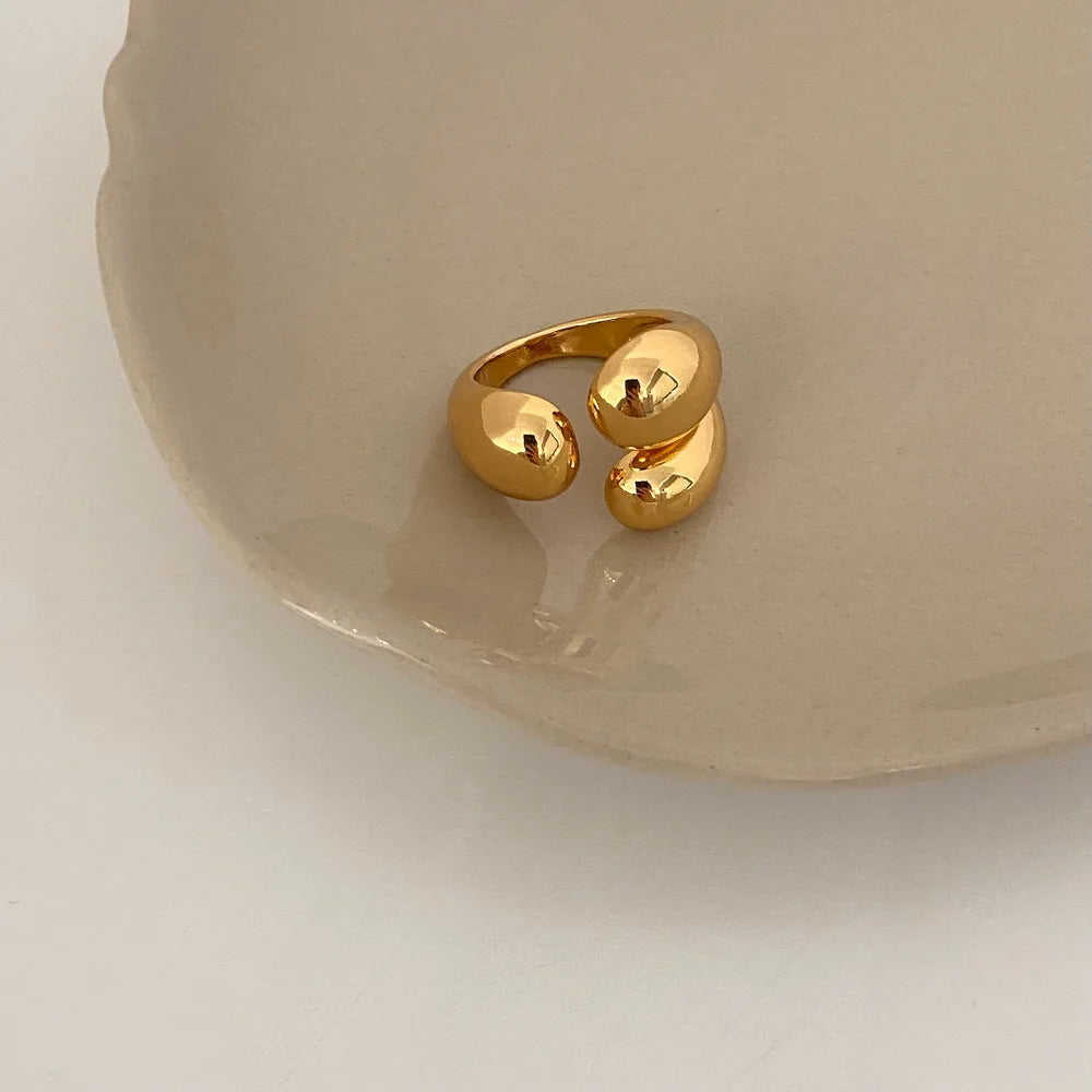 MetalLux – טבעת מתכת גאומטרית יוקרתית